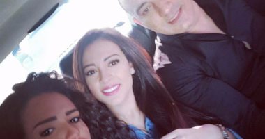 دنيا عبد العزيز تنشر صورة لها خلال تصوير مسلسل "الأب الروحى"
