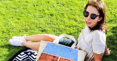 بالصور.. "يارا ورانيا" فتحوا خط إنتاج "شنط حريمى" من أكياس الزبالة