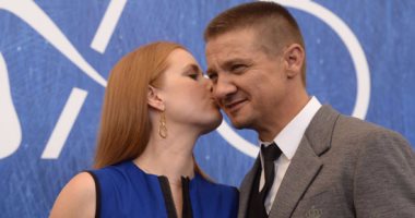 إيمى أدامز تقبل جيرمى رينز فى مهرجان فينسيا 