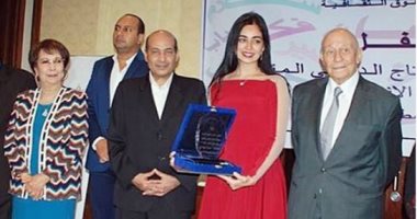 هبة مجدى تنشر صور تكريمها بالمجلس القومى لحقوق الإنسان