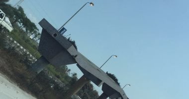 بالصور.. أعمدة الإنارة بالطريق الدولى مضاءة فى العاشرة صباحا