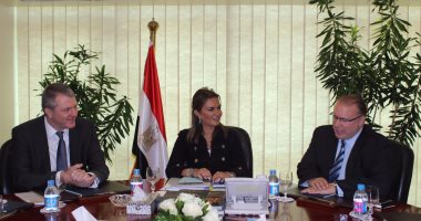 وزيرة التعاون الدولى تبحث مع سفير كندا تمويل قطار 6 أكتوبر المعلق