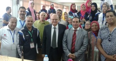 بالصور.. رئيس جامعة الزقازيق يلتقى المشاركات بأسبوع الفتيات فى المنيا