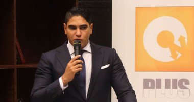 بالصور.. رئيس اتحاد طلاب "زويل" يقدم رمز المدينة هدية لأبو هشيمة