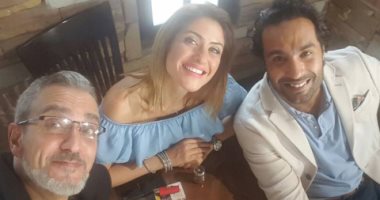 هيدى كرم تنشر صورة مع كريم فهمى من كواليس مسلسل "اختيار إجبارى"