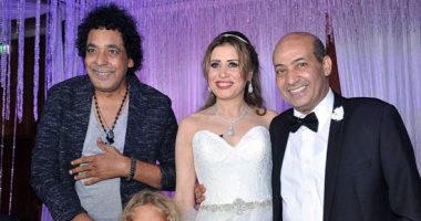 شاهد .. لحظة دخول محمد منير حفل زفاف الناقد الفنى طارق الشناوى