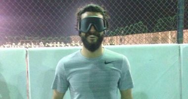 صورة.. باسم مرسى يمارس كرة القدم للمكفوفين