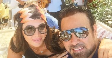 عاصى الحلانى ينشر صورة سيلفى برفقة زوجته فى مدينة كان الفرنسية