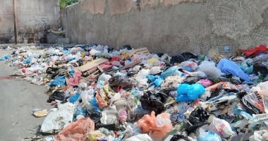 تراكم القمامة بجوار مبنى الإذاعة والتلفزيون بالإسكندرية
