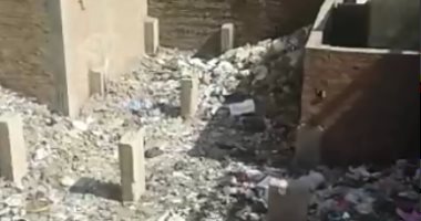 أهالى "كفر ميت العز" بالدقهلية يشكون من تراكم القمامة