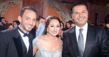 بالصور .."رومانسية" راغب علامة و"شقاوة" نيكول سابا في زفاف "وليم ومارينا" بالإسكندرية