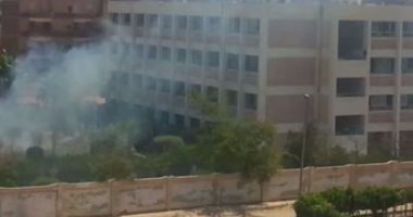 بالفيديو والصور.. تصاعد أدخنة بعد حرق مخلفات الأشجار بفناء مدرسة بالعاشر