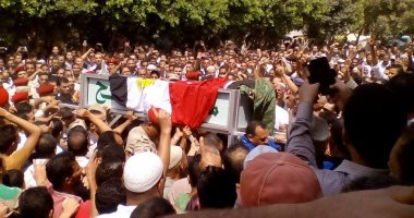 الآلاف يشيعون جثمان الشهيد أشرف الطباخ بقرية سنهور فى البحيرة