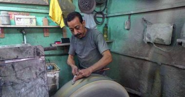بالفيديو.. سنان سكاكين: "لازم الكزلك يشق إيدى قبل ما أبيعه للزبون"