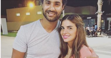 كريم فهمى ينشر صورة على إنستجرام بصحبة زوجته