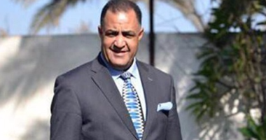 النائب إلهامى عجينة يطالب بمنع "البوس" بين الرجال لمنع عدوى الأمراض