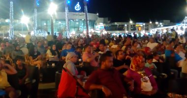 بالصور.. توافد الزائرين المصريين على منطقة سوهو فى شرم الشيخ