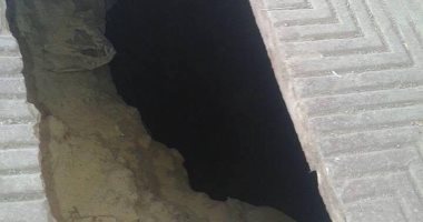 بالصور.. أهالى يستغيثون من هبوط أرضى فى منطقة السوق