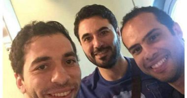 عالمى كرة اليد يلتقط صورة مع أحمد عز