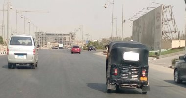 بالصور.. التكاتك تتجول بحرية فى شارع التسعين بالتجمع