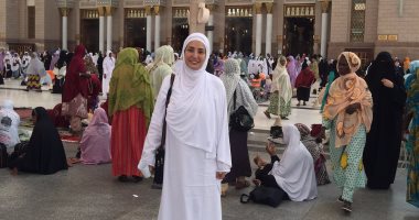 أمل رزق تصل مكة بملابس الإحرام لأداء فريضة الحج