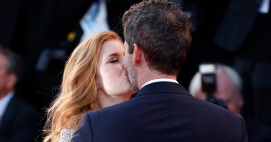 بالصور.. على السجادة الحمراء يحلو الغرام فى "فينيسيا السينمائى".. قبلة إيمى أدمز وزوجها "مانشتات عالمية".. ونظرات مايكل فاسبندر لإلشيا فيكاندر تُدرّس.. ورومانسية ناعومى وليف شرايبر علانية
