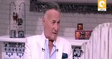 بالفيديو.. عزت أبوعوف متأثرا بعد مشاهدة فيديو لذكرياته فى "ست الحسن"