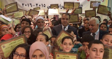 بالفيديو..محافظ الفيوم يُكرم أوائل الشهادات العامة والأزهرية للعام الماضى