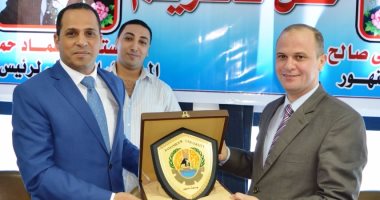 رئيس جامعة دمنهور يكرم المستشار القانونى للجامعة تقديرا لجهوده