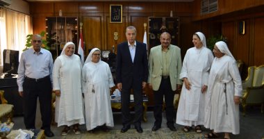 محافظ قنا يستقبل وفد مدرسة الراهبات لتلقى التهنئة بحلول عيد الأضحى