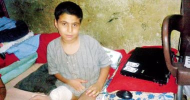  مأساة طفل "مبتور القدم" بدار السلام.. دموع الفقر والحسرة على الأب حارس العقار.. ويستغيث بالرئيس: مش قادر أعالج ابنى وعايز شقة زى كل الناس.. والطفل: نفسى فى أطراف صناعية عشان أعرف أمشى