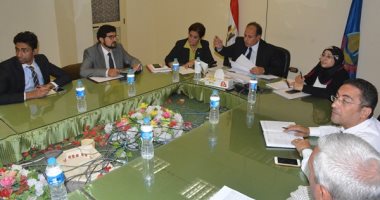 وفد من مجلس الوزارء يجتمع مع محافظ البحيرة لمتابعة المشروعات الخدمية
