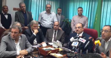 بالصور.. وزير الإسكان من القليوبية: "أى محافظ هيطلب إقالة رئيس شركة مياه سيُقال".. خالد يوسف: الفواتير ظلم وجريمة فى حق الفقراء.. ونائب آخر: مياه شرب ملوثة.. والمحافظ: "محصلش أنا بشرب من الحنفية"