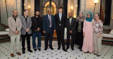 السفير البريطانى يقدم منح دكتوراه لثلاثة طلاب أزهريين.. جون كاسن: مصر محظوظة بالأزهر.. والدراسة بالخارج ستحدث فرقا لأنها تخلق جيلا من القادة يواجه التشدد.. ومسئول: المنح فكرة الإمام الأكبر