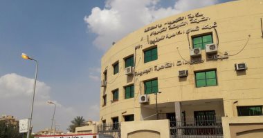 بالصور.. أعمدة الإنارة مضاءة نهارا أمام مبنى "الكهرباء" بالتجمع الخامس