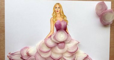 بالصور.. فنان رومانى يرسم فساتين على الورق بـ"البصل" و"النوتيلا"