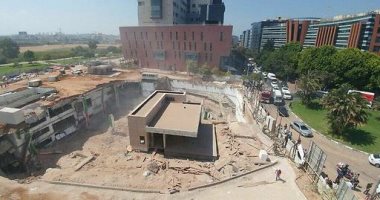 بالصور.. إسرائيليون محاصرون أسفل مبنى موقف السيارات المنهار بتل أبيب
