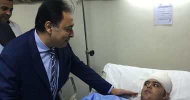 وزير الصحة يزور طاقم سيارة الإسعاف بعد تعرضه لإطلاق النار بمدينة العريش