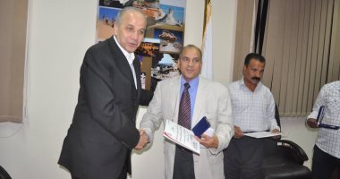 بالصور.. محافظ الوادى الجديد يكرم القافلة الطبية البيطرية لجامعة أسيوط