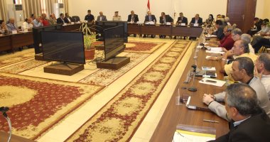 محافظ بنى سويف يناقش مشكلات الوقود والبوتاجاز مع مسئولى "التموين"