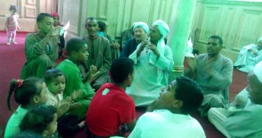 بالفيديو والصور.. حكاية عم حسن عازف الناى فى رحاب عبد الرحيم القنائى