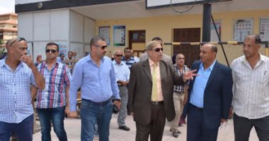 بالصور.. محافظ الإسماعيلية يتفقد أعمال الصيانة بمدرسة طه حسين الإعدادية