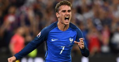 شاهد.. جريزمان يبرئ نفسه من تجاهل تهنئة مدافع ريال مدريد بدوري الأبطال