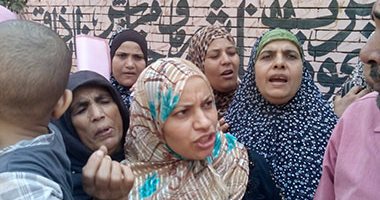 بالصور والفيديو.. وقفة احتجاجية لعمال الخدمات المعاونة بمدارس شبرا الخيمة