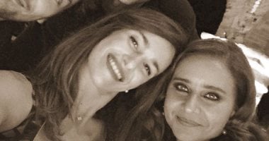 نيللى كريم تنشر صورة جديدة مع أصدقائها بـ"فينيسيا السينمائى"