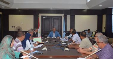 محافظ البحر الأحمر يناقش مشروعات المحافظة