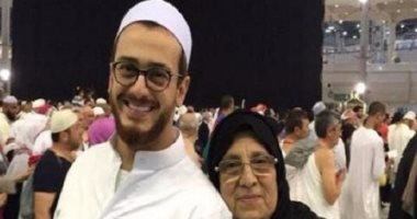 من عبد الحليم لأحمد حلمى.. شاهد 24 صورة للنجوم بملابس الإحرام