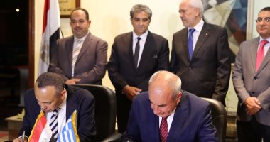 بالصور.. مصر توقع عقود التخلص من 220 طن "لاندين" مسرطن بالأدبية مع شركة يونانية.. وزير البيئة: خبراء عرضوا حرقها بمصانع الأسمنت المصرية ولن نخاطر.. ورئيس المشروع: إنهاء أزمة 2000 طن ملوثات خلال عامين