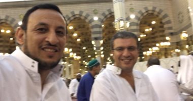 عمرو الليثى ينشر صورة له أمام المسجد النبوى على "تويتر"