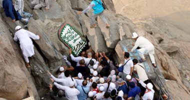 صلاة وعبادة فى "غار حراء" قبل أيام من بدء مناسك الحج